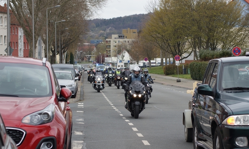 Mit einer Kolonne von über 30 Fahrern gedachten die Biker den im Verkehr verstorbenen Motorradfahrern.