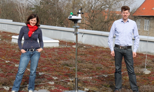 Sabine Fuß und Schulleiter Oliver Behn neben der Station auf dem Dach des Spiegelschlosses.