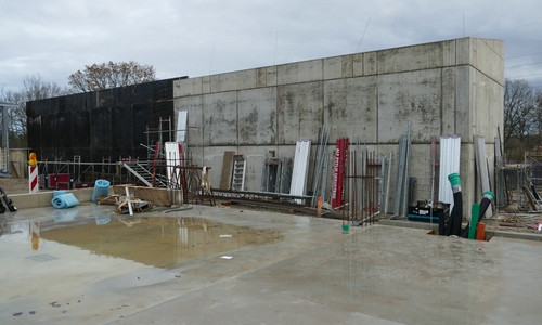 Wer möchte sich an dieser Mauer kreativ austoben? 