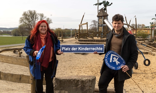 Die Kunstmalerin Wilma Klein und der Vorsitzende des Kinderschutzbundes Salzgitter, Eugen Schmidt wünschen sich einen "Platz der Kinderrechte".