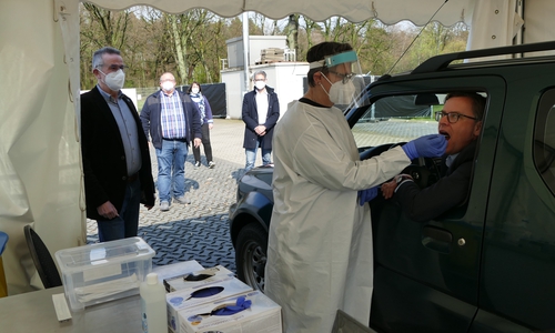 Landrat Dr. Andreas Ebel (r.) ließ sich im Drive-In in Isenbüttel auf dem Gelände der Firma Tell Roth testen.