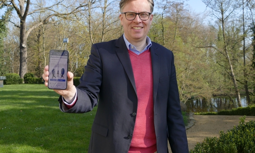 Landrat Dr. Andreas Ebel präsentiert die PassGo App.