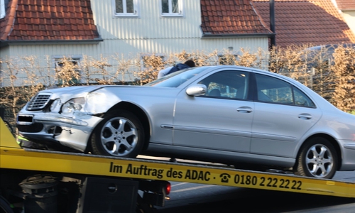 Der Mercedes musste nach dem Unfall abgeschleppt werden.