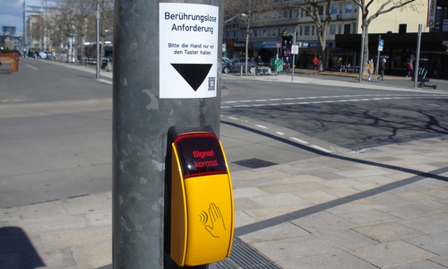 Ein berührungsloser Taster an der Ampel Porschestraße/Rothenfelder Straße. 