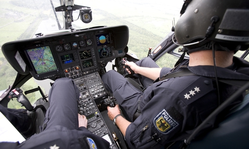 Die Besatzung des Hubschraubers sind ausgebildete Polizisten.