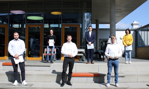 Von rechts: Die Preisträgerinnen und Preisträger Till André Schlomka, Rilana Rohde, Andreas Kässens, Jonas Biniek, Dominic Brown, Huanni Zhu nahmen ihre Auszeichnung im Außengelände der Ostfalia entgegen.