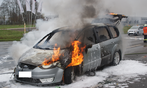 In Salzgitter ging ein Auto auf der Industriestraße in Flammen auf.