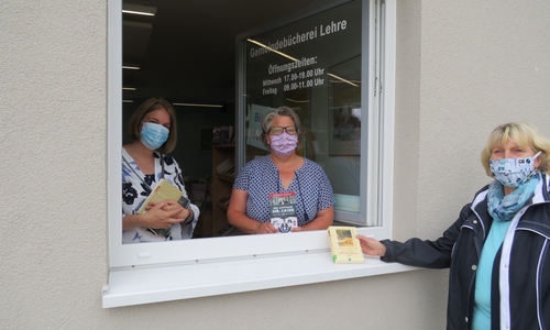 Wiebke Wulff-Heitmann, Daniela Piehl und Ingrid Wettlaufer (v.l.) suchen nach einer Unterstützung für die Bücherei.