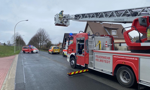 Die Feuerwehr musste den Patienten mit der Drehleiter aus dem Haus holen.