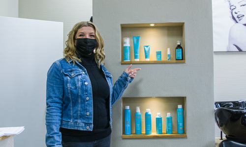 Der Salon Haarige Zeiten bietet einen Gratis-Haarschnitt für Bedürftige an. Geschäftsführerin Nadine Möbius erklärt im Videointerview wie es dazu kommt.