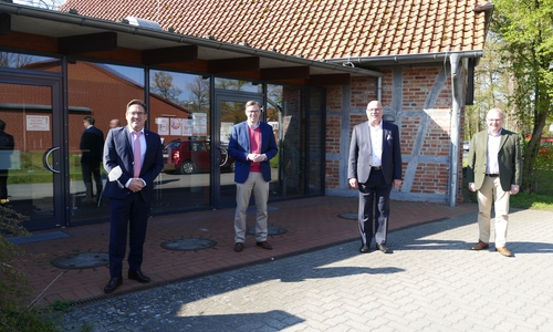 Sandro Pietrantoni (v.l.), Landrat Dr. Andreas Ebel, Eckhard Montzka und Thomas Spanuth eröffneten das testzentrum in Meinersen.
