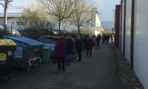 Teilweise mussten die Menschen 20 bis 30 Minuten vor dem Impfzentrum warten.