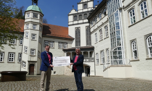 Landrat Dr. Andreas Ebel (l.) übergab den symbolischen Scheck an Hans-Herbert Böhme vom KreisSportBund Gifhorn e.V.