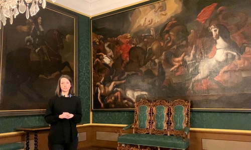 Wissenschaftliche Volontärin Stella Gilfert vor dem historischen Gemälde.