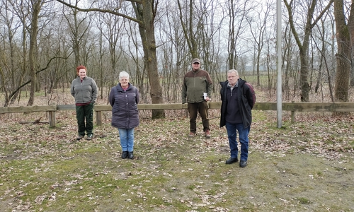 Jessica Langermann und Thorsten Mey (hinten) sind die neuen Zeltplatzwarte in Eltze. Sie folgen auf Gerda und Hans Looschen, die dort 25 Jahre lang tätig waren.