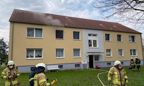In einem Mehrfamilienhaus ist ein Feuer ausgebrochen.