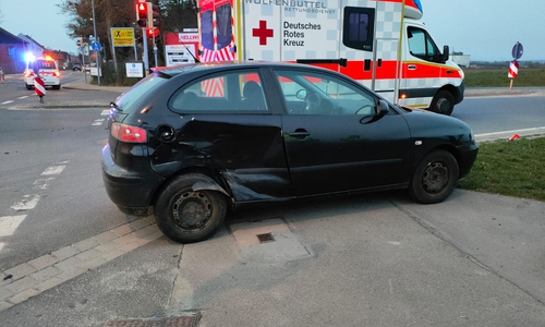 Ein Fahrer musste im Rettungsdienst behandelt werden.
