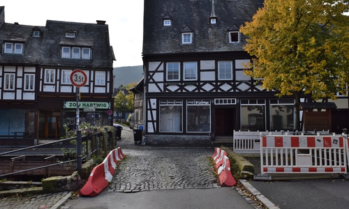 Die Fußgängerbrücke aus Holzbohlen im rechten Bereich wird ersatzlos abgerissen. Die Domstraßenbrücke bekommt damit ihr früheres Aussehen zurück.