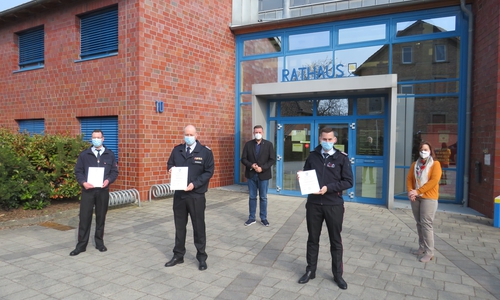  Bürgermeister Andreas Busch und Nicole Behlendorf, Leiterin des Fachbereichs 30 gratulieren dem neuen Gemeindebrandmeister Simon Rebel und seinen beiden Stellvertretern Jan Wehrstedt und Maik Goerke. 