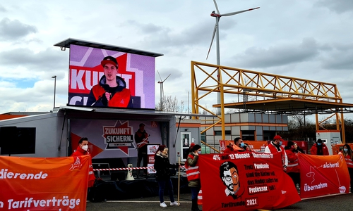 Azubis der Salzgitter AG demonstrieren für bessere Zukunftsperspektiven. Auch ihnen macht die Pandemie zu schaffen. 
