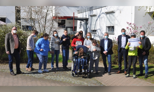 Lebenshilfe-Geschäftsführer Bernd Schauder (Dritter von rechts) und die Fördergruppe der Lebenshilfe Wolfenbüttel bedankten sich bei den Oettinger-Mitarbeitern Uwe Berkhausen (links) und Silvio Pielmeier (rechts) für den Spendenscheck über 1000 Euro.