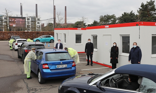 Von links: Philipp Grzywotz und Georg Hecht, beide Geschäftsführer Ruhrmedic medizinische Dienste GmbH; Mandy Sobetzko, Geschäftsführerin der Autostadt; Jan-Malte Kistler, Leiter Unit Park in der Autostadt.