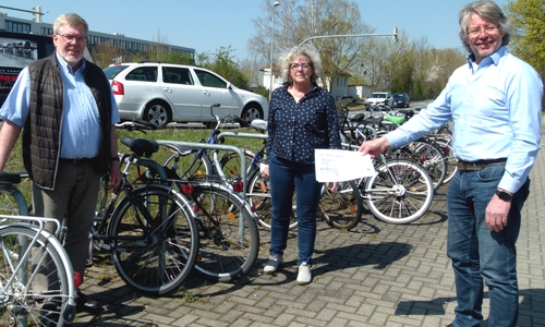 Freuen sich, dass die Bike & Ride Anlage am Bahnhof Fallersleben erweitert wird: (von links) Eckhard Krebs, SPD-Fraktionssprecher im Ortsrat Fallersleben/Sülfeld, Ingrid Leitner, Vorsitzende des SPD-Ortsvereins Fallersleben/Sülfeld, und SPD-Fraktionsvorsitzender Hans-Georg Bachmann. 