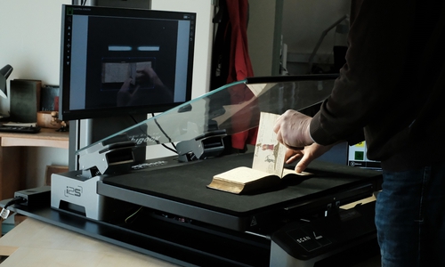 Ein Mitarbeiter des Landesarchivs Wolfenbüttel bei der Digitalisierung der Stammbücher. 