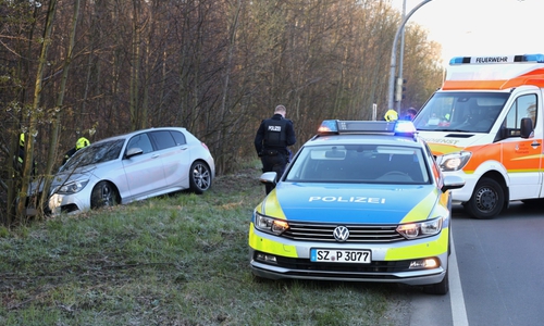 Der Wagen ist in der Böschung gelandet.