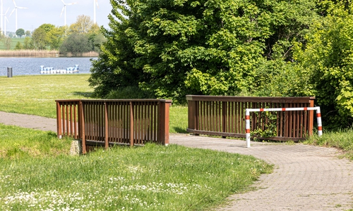 Die Holzbrücke über der Schölke wird erneuert.