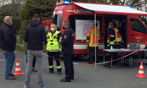 Einsatzkräfte bei der Besprechung des Vorgehens vor Ort. 