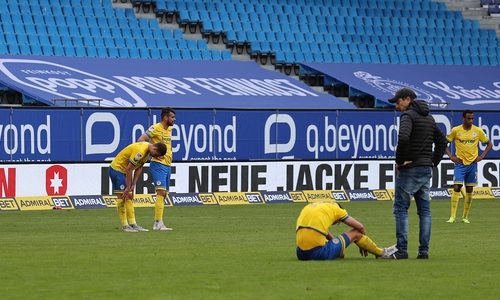 Der Frust sitzt tief: Am gestrigen Sonntag meißelte eine 0:4 Niederlage gegen den Hamburger SV Eintrachts Abstieg in Stein.