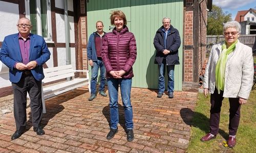 NDR-Reporterin Birte Olig (2. v. l.) vor den Aufnahmen im Gärtnermuseum mit (v. l.) Andreas Meißler, Henning Kramer, Dieter  Kertscher und Elisabeth Schwieger. 