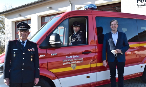 Nachdem Oberbürgermeister Dr. Oliver Junk (re.) den Schlüssel an Stadtbrandmeister Christian Hellmeier (li.) übergeben und der sie an den Ortsbrandmeister in Jerstedt weitergereicht hat, schwingt sich Stefan Schütze direkt ans Steuer