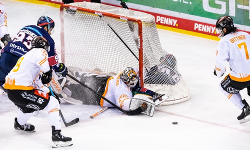 (L-R) Leo Pföderl von den Eisbären Berlin, Dustin Strahlmeier und Dominik Bittner von den Grizzlys Wolfsburg während des Spiels zwischen den Eisbären Berlin gegen die Grizzlys Wolfsburg in Berlin. 