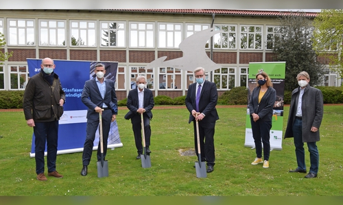 Symbolischer erster Spatenstich (v. l. Christoph Plett MdL, Dr. Stephan Tenge, Oberbürgermeister Frank Klingebiel, Minister Dr. Bernd Althusmann, Esther Lischewski (Leiterin des Kranich-Gymnasiums) und Stefan Klein MdL)