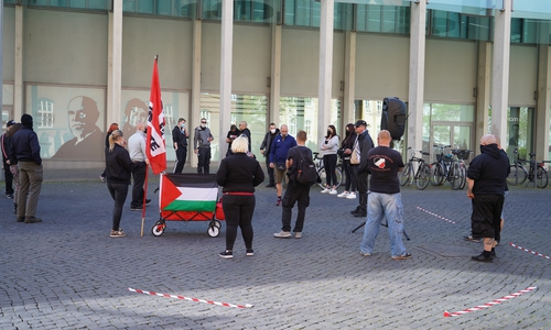 Eine Kundgebung der Partei "Die Rechte" hinter dem Schloss. (Archivbild) 