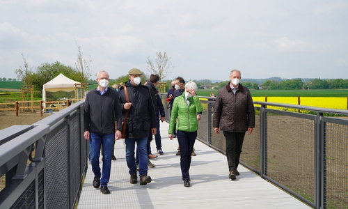 Die ersten Schritte über die neue Brücke.