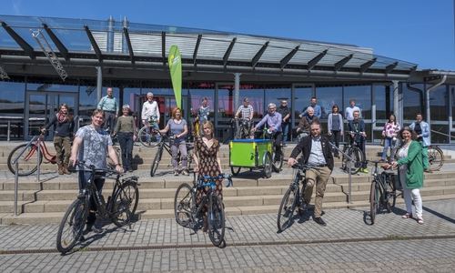 Am Ende der Veranstaltung wurde ein Gruppenbild mit Fahrrädern gemacht.