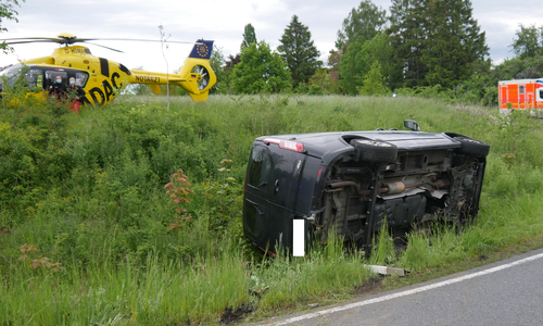 Der Unfallwagen war von der Fahrbahn abgekommen und hatte sich überschlagen.