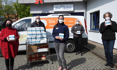 Von links: Birgit Kegel und Karl Niehoff vom Tafel-Team freuten sich über die Spende von Dr. Sandra Grotefend, Melanie Fuchs und Merete Sundholm von der Stern-Apotheke