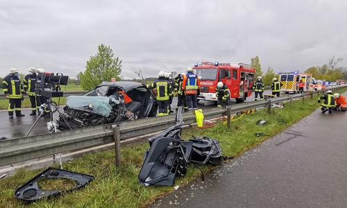 Der Fiesta ist gegen einen Trecker geprallt.