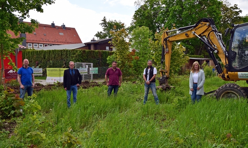 Freuen sich über den Startschuss für den Pädagogischen Stadtteilgarten (von links): Dennis Gläser (Leiter des Evangelischen Familienzentrums KunterBund), Dr. Holger Müller von van der Horst, Dirk Heselschwerdt (Norddeutscher Landschaftsbau), Robert Kusmierczyk (AL-PS Steel GmbH) und Bonny Reinbeck vom Bonny Reinbeck vom Referat für Stadtumbau und Soziale Stadt.   