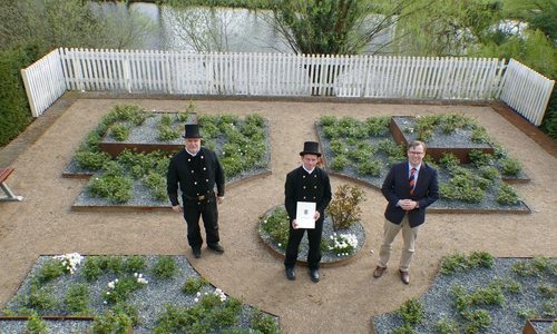 Matthias Scheele (m.) wurde von Landrat Dr. Andreas Ebel (r.) im Beisein von Frank Dornemann, Obermeister der Schornsteinfegerinnung Braunschweig, zum Bezirksschornsteinfeger für den Nordkreis bestellt.