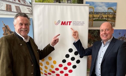 MIT Chef Werner Lübbe (links) freut sich mit seinem designierten Nachfolger Holger Bormann (rechts) das der Generationenwechsel der MIT in Niedersachsen erfolgreich „eingeläutet wurde“.