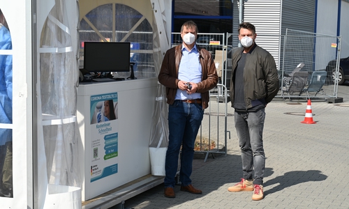 Bürgermeister Detlef Kaatz und Organisator Oliver Strauß vor dem neuen Testzelt.