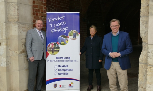 Kreisrat Rolf Amelsberg (v.r.), Karin Single, Fachbereichsleitung beim Kreisverband des Deutschen Roten Kreuzes in Gifhorn, und Landrat Dr. Andreas Ebel machen auf den Tag der „Kinderbetreuung“ aufmerksam.