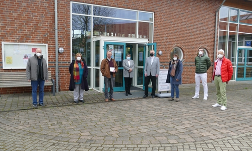 Kreisrat Rolf Amelsberg (vierter von rechts) eröffnete gemeinsam mit den Betreibern und örtlichen Politikern das Testzentrum in der Okerhalle in Groß Schwülper.