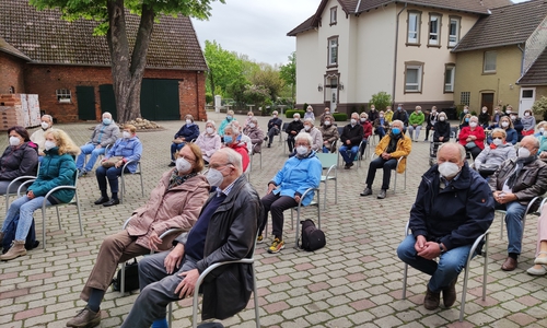 Mit gebührendem Abstand und mit einer Maske konnten die Teilnehmer dem Gottesdienst unter freiem Himmel beiwohnen.