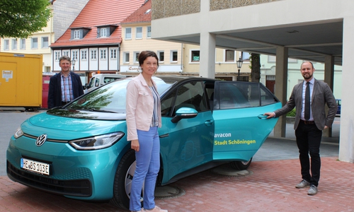 Von links: Ralph Montag und Antje Klimek von der Avacon AG mit Bürgermeister Malte Schneider am neuen ID.3, der künftig im Einsatz der Stadtverwaltung unterwegs sein wird.